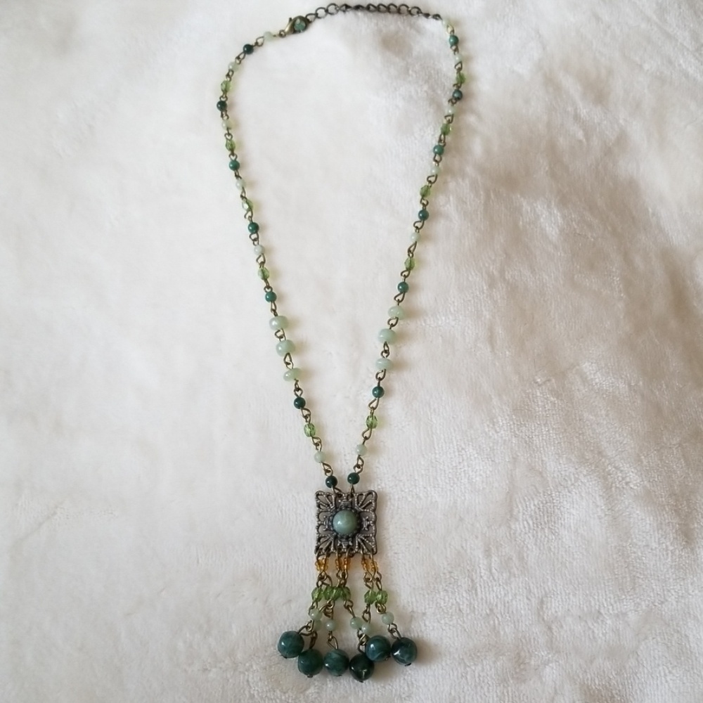 Jade tones beaded necklace